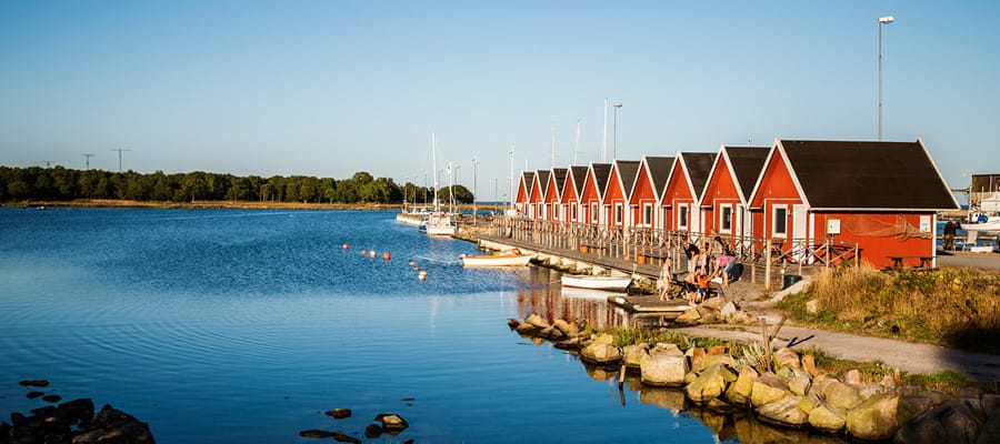 Caminhe entre as casas históricas coloridas e a costa pitoresca de Karlskrona.